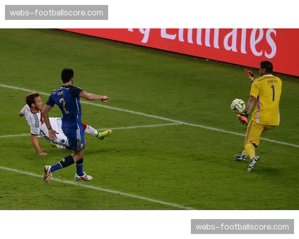 前德国国脚格策与法兰克福续约一年