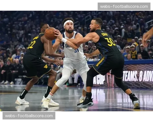 关键时刻:斯蒂芬·库里命中压哨三分后,向教练组示意请求暂停换人 关键时刻:斯蒂芬·库里命中压哨三分后,向教练组示意请求暂停换人