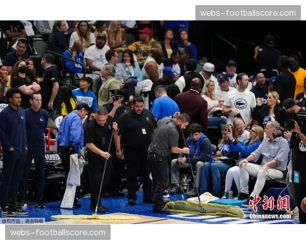 布雷斯特主场因恶劣天气一度中断比赛,工作人员紧急清理积水 布雷斯特主场因恶劣天气一度中断比赛,工作人员紧急清理积水