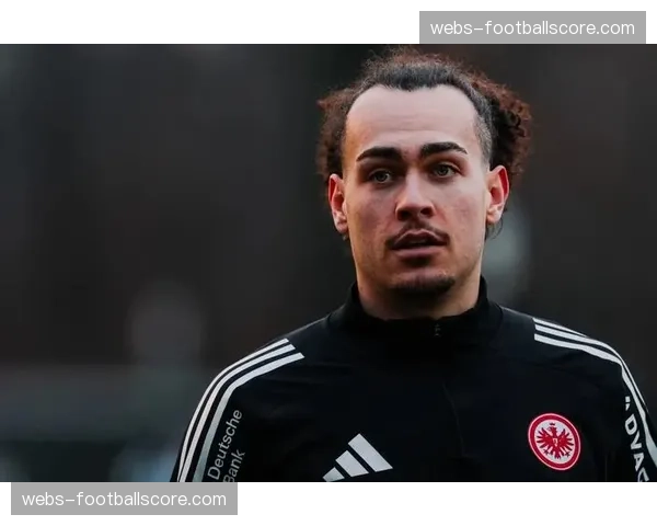 深度解析:法兰克福三后卫体系如何在客场成功遏制门兴格拉德巴赫的边路进攻